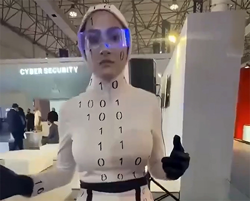 "Гуманоїдні роботи" в Ірані виявилися акторами: виставковий перформанс спричинив резонанс. ВІДЕО